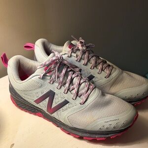 New Balance Women's Athletic Shoes in Gray and Pink size 9 trail shoes